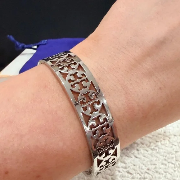 Tory Burch SET - Kinsley silver cuff bracelet & Kinsley Hoop Earrings + dust bag - Picture 3 of 12